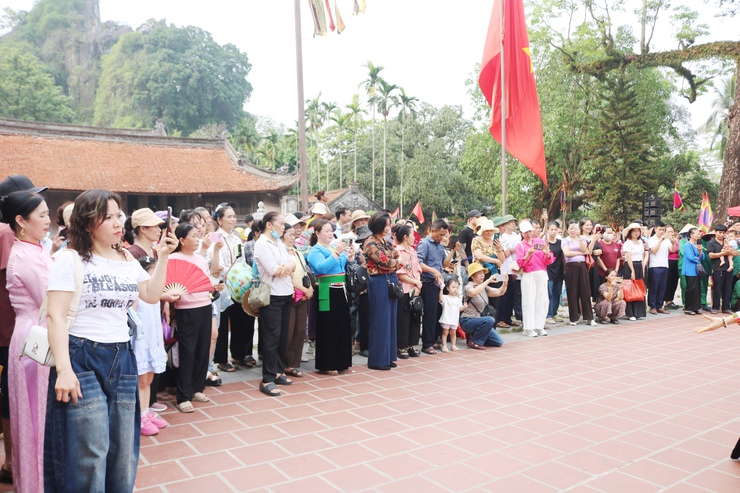 Vũ điệu múa sạp Mường bùng nổ, góp phần làm nên sắc màu độc đáo cho Lễ hội Chùa Thầy- Ảnh 12.