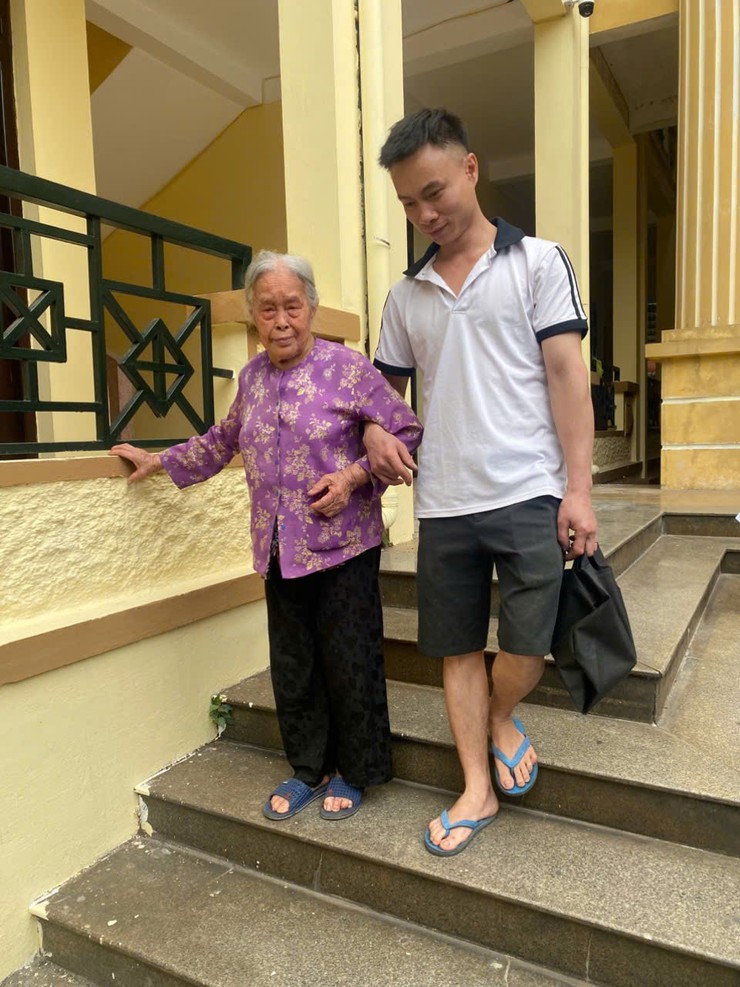 Hai con dâu dìu cụ bà 96 tuổi đến nhận kinh phí GPMB dự án Khu đô thị Olympic- Ảnh 3.