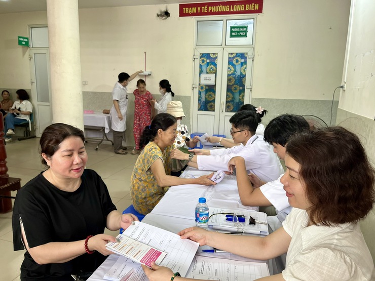 Phường Long Biên tổ chức chiến dịch truyền thông lồng ghép cung cấp dịch vụ chăm sóc SKSS/KHHGĐ và nâng cao chất lượng dân số năm 2026.- Ảnh 1.