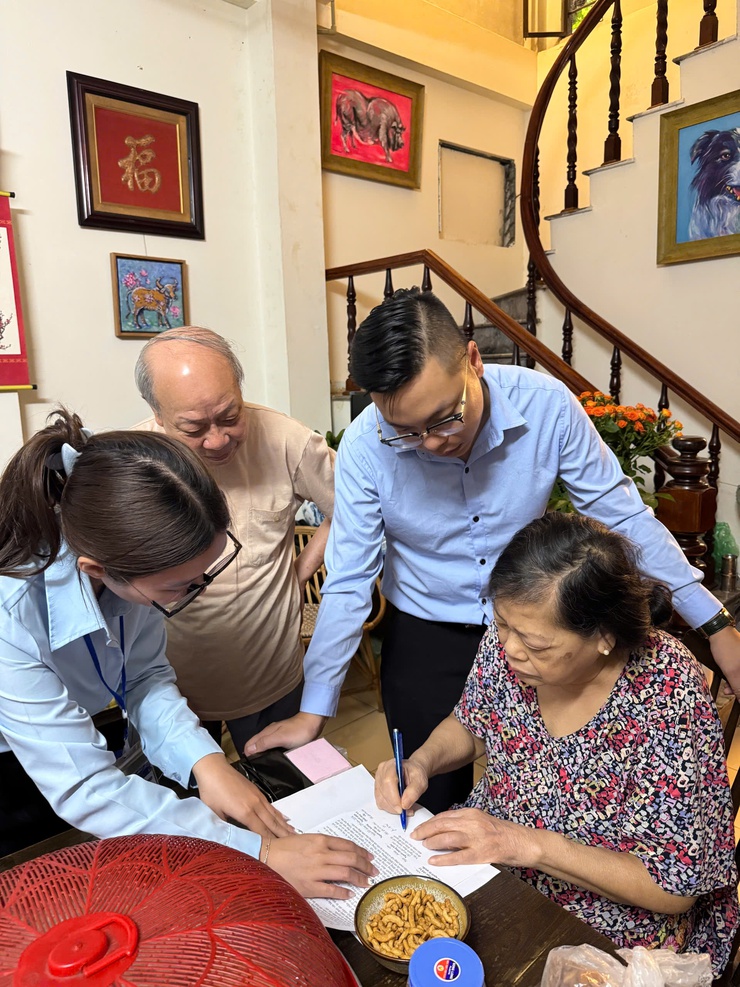 Xác nhận chữ ký tại nhà cho người yếu thế: Cách làm thiết thực từ Chi nhánh số 1- Ảnh 1.