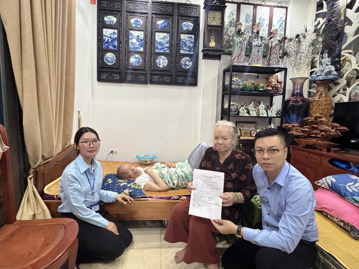 Xác nhận chữ ký tại nhà cho người yếu thế: Cách làm thiết thực từ Chi nhánh số 1- Ảnh 2.