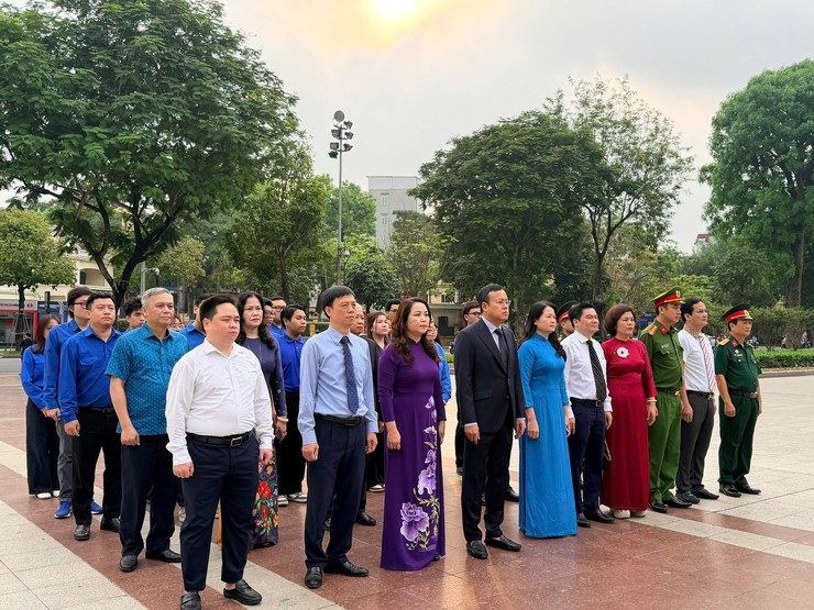 Phường Ba Đình dâng hoa tưởng niệm 156 năm Ngày sinh V.I. Lê-nin- Ảnh 2.