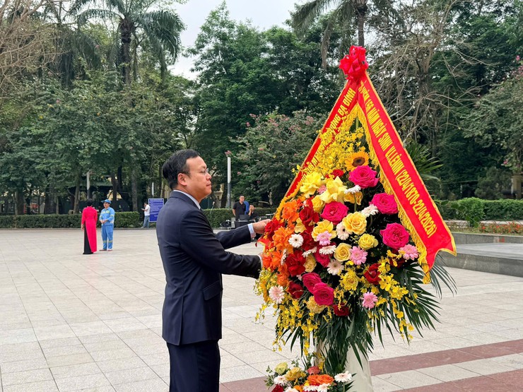 Phường Ba Đình dâng hoa tưởng niệm 156 năm Ngày sinh V.I. Lê-nin- Ảnh 1.