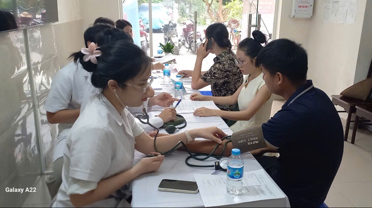 Phường Long Biên tổ chức chiến dịch truyền thông lồng ghép cung cấp dịch vụ chăm sóc SKSS/KHHGĐ và nâng cao chất lượng dân số năm 2026.- Ảnh 2.