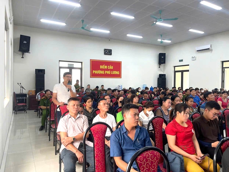 Công an phường Phú Lương tăng cường tuyên truyền, ký cam kết chấp hành pháp luật về trật tự đô thị- Ảnh 1.