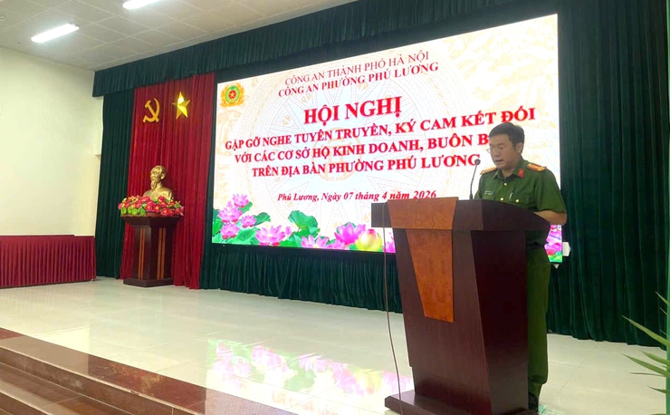 Công an phường Phú Lương tăng cường tuyên truyền, ký cam kết chấp hành pháp luật về trật tự đô thị- Ảnh 2.