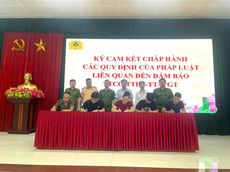 Công an phường Phú Lương tăng cường tuyên truyền, ký cam kết chấp hành pháp luật về trật tự đô thị- Ảnh 3.