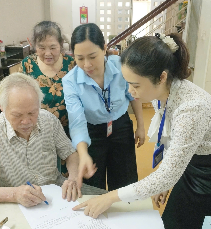 Từ trụ sở đến từng hộ gia đình: Dịch vụ công thay đổi cách tiếp cận người dân- Ảnh 2.