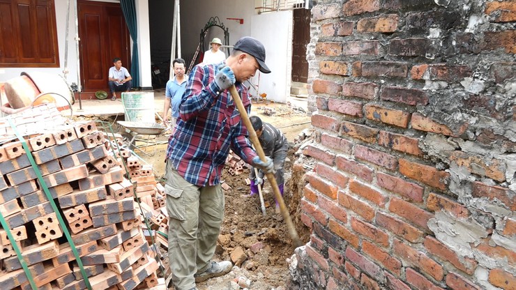 nhân dân xóm 4, thôn Yên Bồ, xã Vật Lại tích cực hiến đất, chung sức xây dựng đường giao thông nông thôn- Ảnh 4.