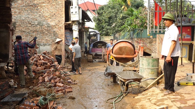 nhân dân xóm 4, thôn Yên Bồ, xã Vật Lại tích cực hiến đất, chung sức xây dựng đường giao thông nông thôn- Ảnh 2.