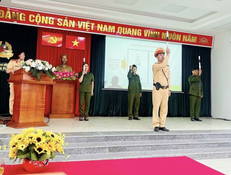 Công an xã Phúc Lộc: Chung tay khắc phục "05 điểm nghẽn" xây dựng xã "Trật tự - Kỷ cương - Văn minh - Hiện đại"- Ảnh 6.