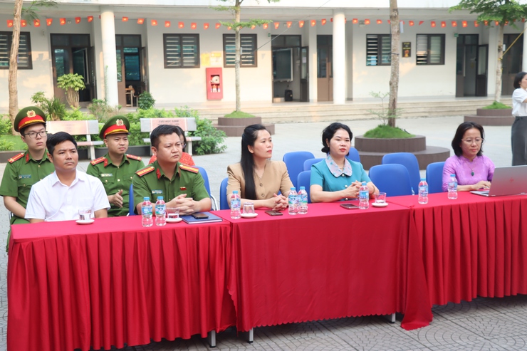 Công an Thành phố Hà Nội tổ chức chương trình giáo dục pháp luật: "Bản lĩnh Gen Z: Tự hào Hà Nội – Sống chuẩn an toàn" đến học sinh Thủ đô- Ảnh 3.