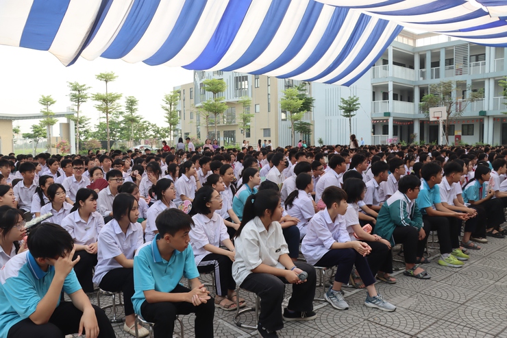 Công an Thành phố Hà Nội tổ chức chương trình giáo dục pháp luật: "Bản lĩnh Gen Z: Tự hào Hà Nội – Sống chuẩn an toàn" đến học sinh Thủ đô- Ảnh 4.