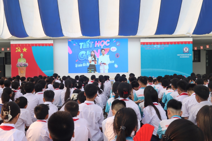 Công an Thành phố Hà Nội tổ chức chương trình giáo dục pháp luật: "Bản lĩnh Gen Z: Tự hào Hà Nội – Sống chuẩn an toàn" đến học sinh Thủ đô- Ảnh 6.