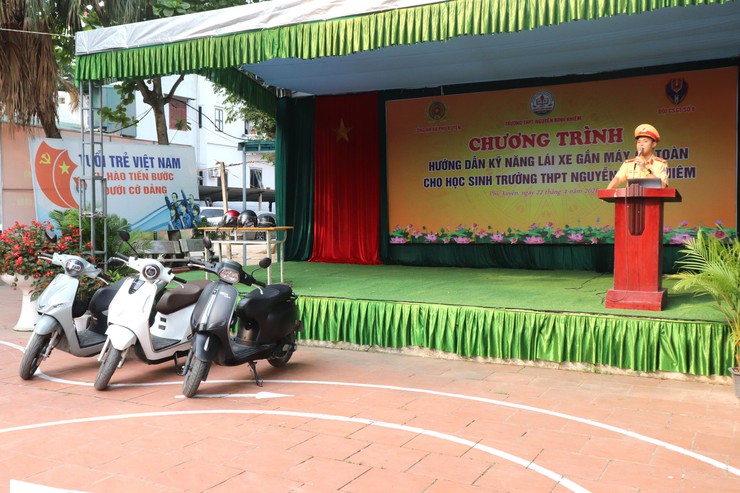 Chương trình hướng dẫn kỹ năng lái xe an toàn cho học sinh trường THPT Nguyễn Bỉnh Khiêm- Ảnh 1.