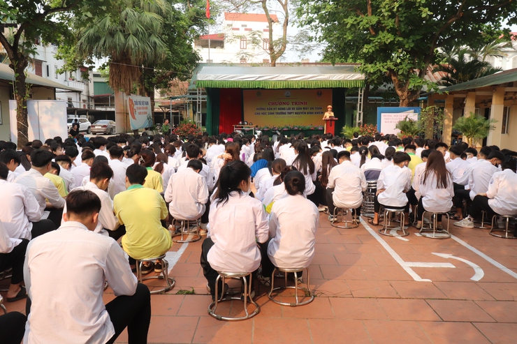 Chương trình hướng dẫn kỹ năng lái xe an toàn cho học sinh trường THPT Nguyễn Bỉnh Khiêm- Ảnh 3.