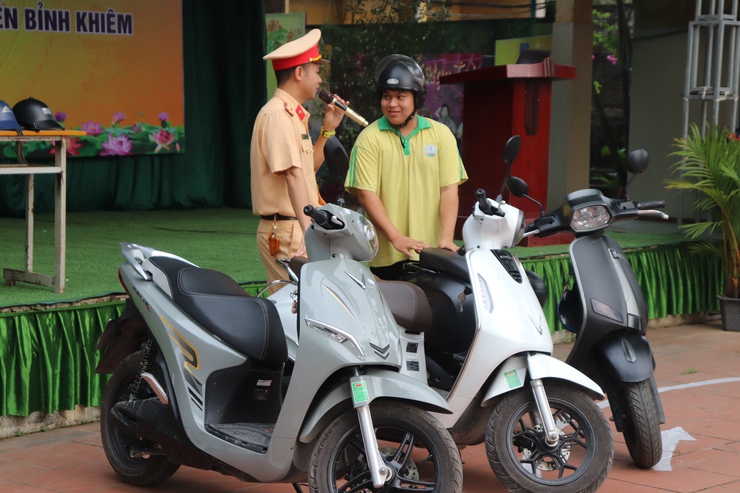 Chương trình hướng dẫn kỹ năng lái xe an toàn cho học sinh trường THPT Nguyễn Bỉnh Khiêm- Ảnh 4.