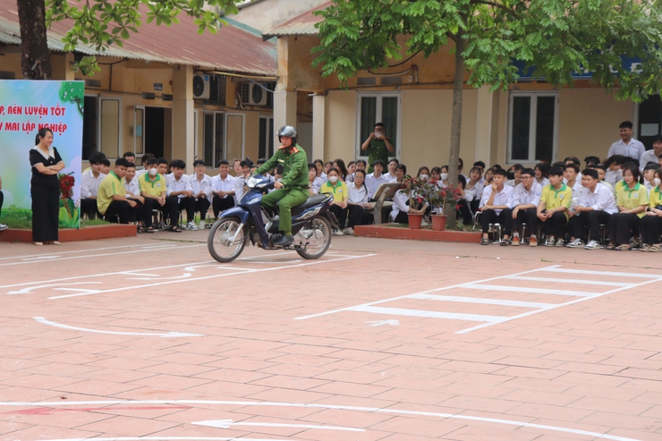 Chương trình hướng dẫn kỹ năng lái xe an toàn cho học sinh trường THPT Nguyễn Bỉnh Khiêm- Ảnh 5.