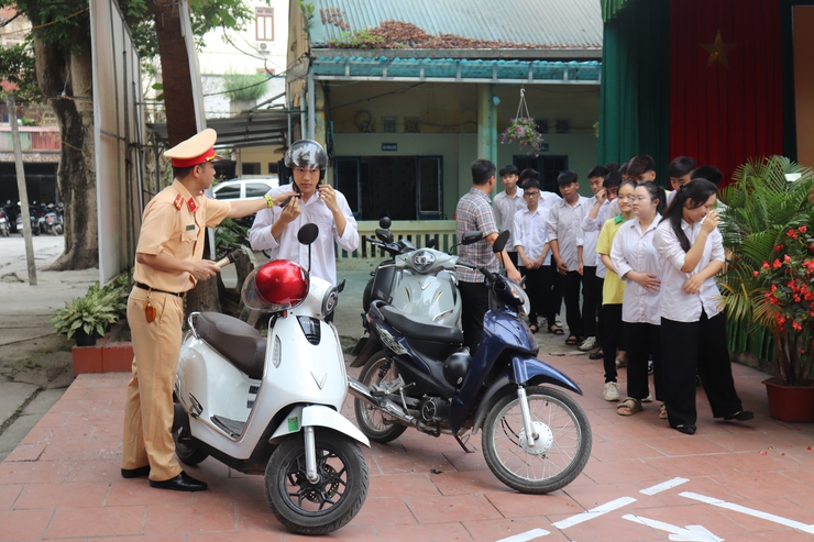 Chương trình hướng dẫn kỹ năng lái xe an toàn cho học sinh trường THPT Nguyễn Bỉnh Khiêm- Ảnh 6.