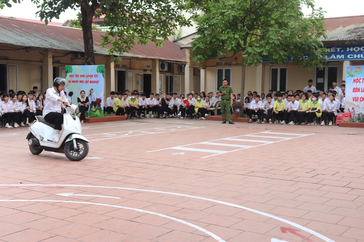 Chương trình hướng dẫn kỹ năng lái xe an toàn cho học sinh trường THPT Nguyễn Bỉnh Khiêm- Ảnh 7.