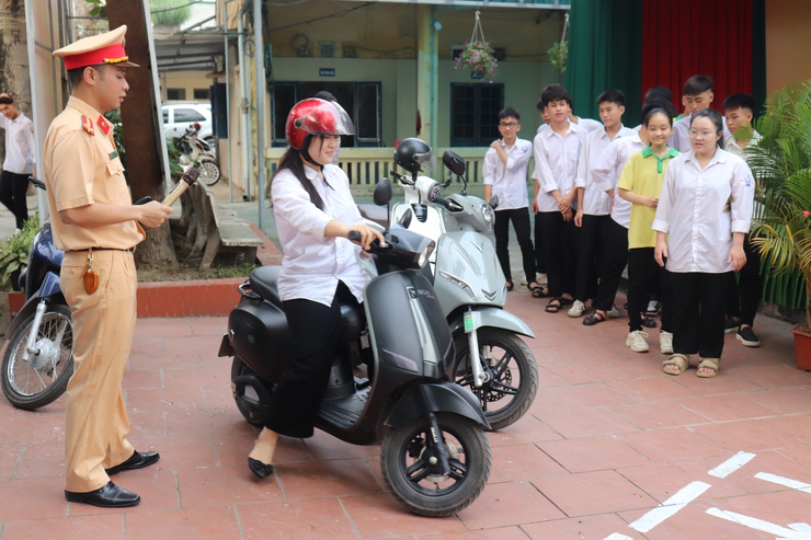 Chương trình hướng dẫn kỹ năng lái xe an toàn cho học sinh trường THPT Nguyễn Bỉnh Khiêm- Ảnh 8.