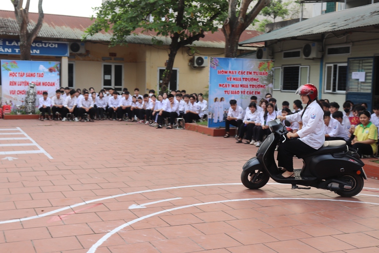 Chương trình hướng dẫn kỹ năng lái xe an toàn cho học sinh trường THPT Nguyễn Bỉnh Khiêm- Ảnh 9.