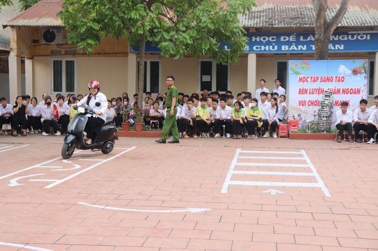 Chương trình hướng dẫn kỹ năng lái xe an toàn cho học sinh trường THPT Nguyễn Bỉnh Khiêm- Ảnh 10.