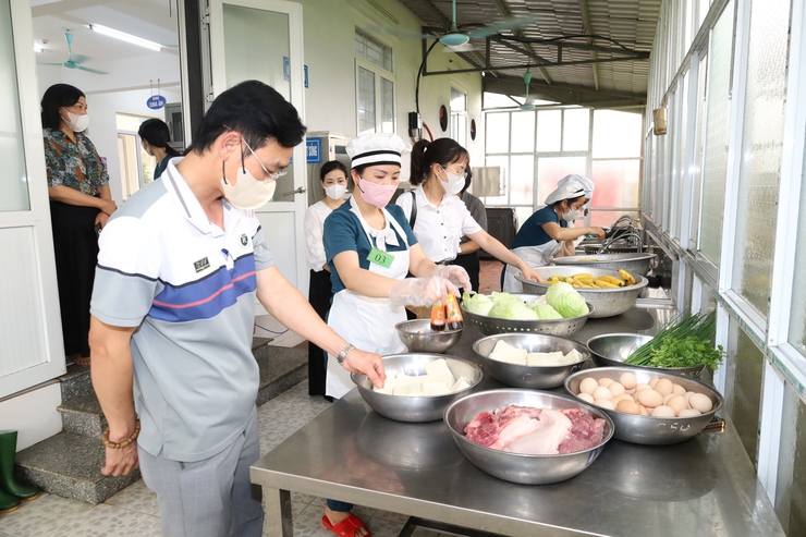 Phường Tùng Thiện tăng cường kiểm tra công tác y tế trường học và an toàn thực phẩm năm học 2025-2026- Ảnh 1.