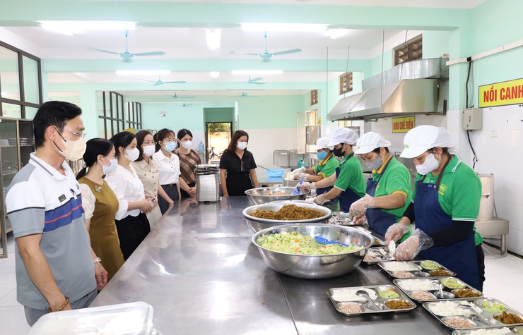 Phường Tùng Thiện tăng cường kiểm tra công tác y tế trường học và an toàn thực phẩm năm học 2025-2026- Ảnh 2.