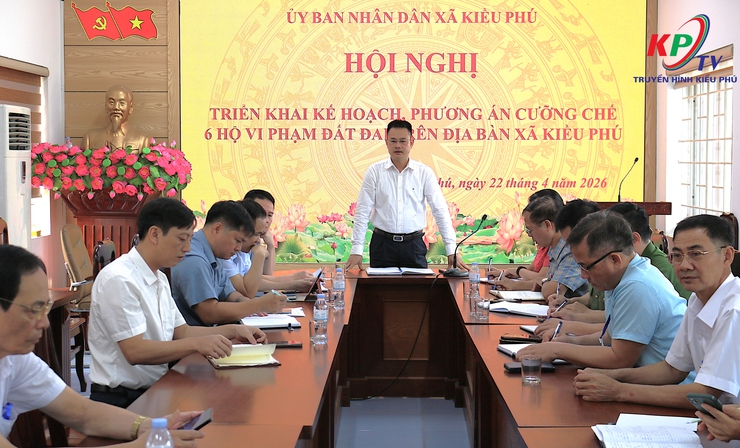 Ban cưỡng chế xã Kiều Phú tổ chức hội nghị triển khai phương án thực hiện biện pháp cưỡng chế đối với các công rình vi phạm đất đai, trật tự xây dựng trên địa bàn- Ảnh 1.