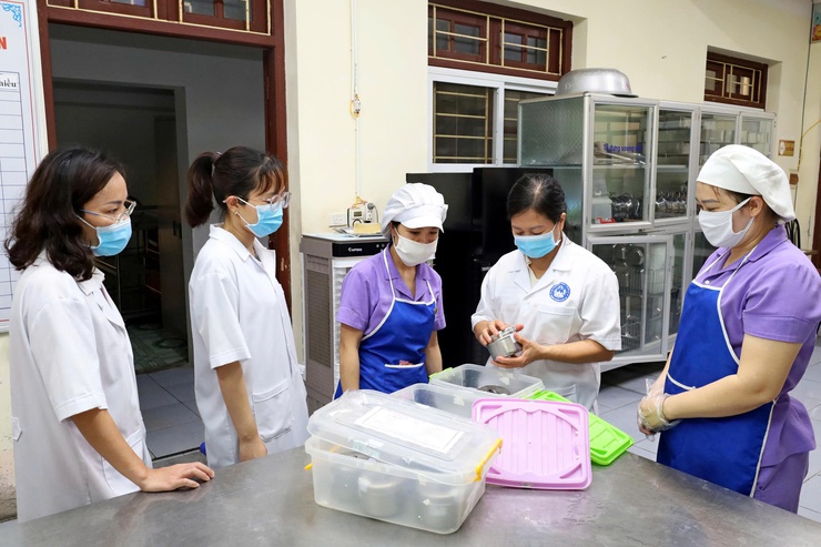 Phường Tùng Thiện tăng cường kiểm tra công tác y tế trường học và an toàn thực phẩm năm học 2025-2026- Ảnh 4.