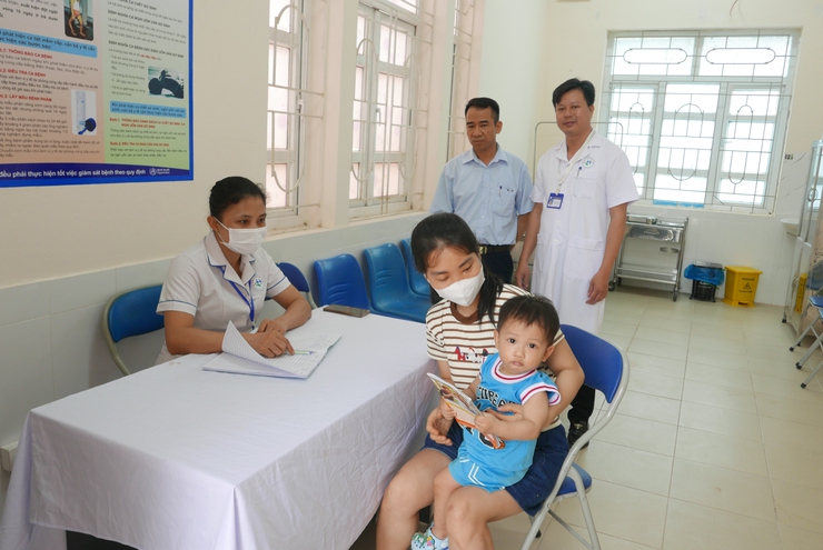 Khai trương Trung tâm Tiêm chủng Vaccine chất lượng cao - Trạm Y tế xã Ngọc Hồi- Ảnh 4.