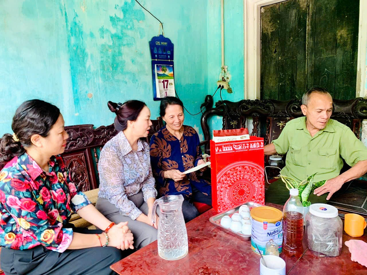 185 người khuyết tật xã Ô Diên được nhận quà nhân Ngày Người khuyết tật Việt Nam (18/4)- Ảnh 2.