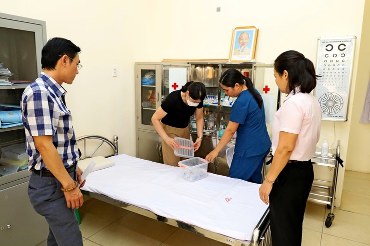 Phường Tùng Thiện tăng cường kiểm tra công tác y tế trường học và an toàn thực phẩm năm học 2025-2026- Ảnh 3.