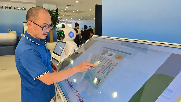 Vận dụng sáng tạo Luật Thủ đô (sửa đổi) với mô hình "Hành chính thông minh - Tận tâm phục vụ"- Ảnh 4.