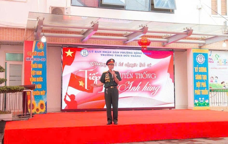 Chuyên đề lịch sử “Tiếp lửa truyền thống anh hùng” được trường Trung học cơ sở Đức Thắng tổ chức trong không khí trang trọng, tự hào.- Ảnh 1.