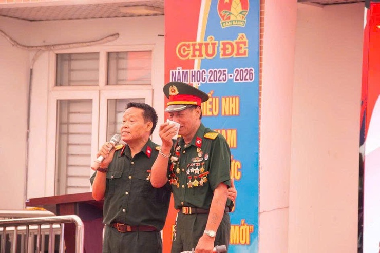 Chuyên đề lịch sử “Tiếp lửa truyền thống anh hùng” được trường Trung học cơ sở Đức Thắng tổ chức trong không khí trang trọng, tự hào.- Ảnh 2.