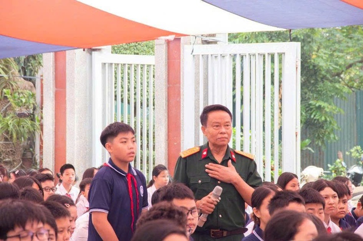 Chuyên đề lịch sử “Tiếp lửa truyền thống anh hùng” được trường Trung học cơ sở Đức Thắng tổ chức trong không khí trang trọng, tự hào.- Ảnh 3.