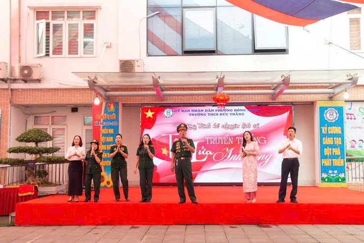 Chuyên đề lịch sử “Tiếp lửa truyền thống anh hùng” được trường Trung học cơ sở Đức Thắng tổ chức trong không khí trang trọng, tự hào.- Ảnh 4.