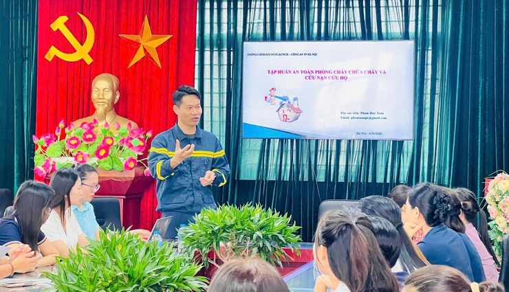 Trường mầm non Cổ Nhuế 2 tổ chức tập huấn, diễn tập chuyên đề “Phòng cháy chữa cháy và cứu nạn cứu hộ” năm 2026- Ảnh 2.