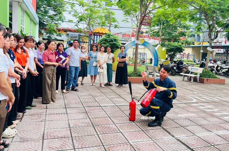 Trường mầm non Cổ Nhuế 2 tổ chức tập huấn, diễn tập chuyên đề “Phòng cháy chữa cháy và cứu nạn cứu hộ” năm 2026- Ảnh 5.