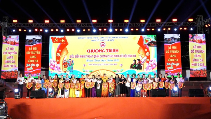 Chương trình biểu diễn nghệ thuật quần chúng điểm nhấn trong Lễ hội Bình Đà- Ảnh 1.