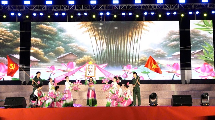 Chương trình biểu diễn nghệ thuật quần chúng điểm nhấn trong Lễ hội Bình Đà- Ảnh 4.