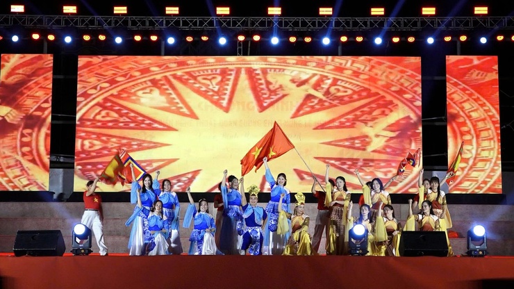 Chương trình biểu diễn nghệ thuật quần chúng điểm nhấn trong Lễ hội Bình Đà- Ảnh 8.