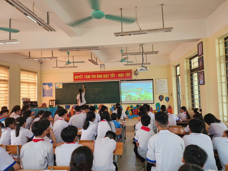 Đồng chí Nguyễn Hữu Thìn, Uỷ viên BTV, PCT UBND xã dự trực tuyến Cầu truyền hình đặc biệt mang tên “Tiết học Gen Z”- Ảnh 3.