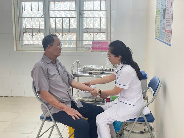 Khai trương Trung tâm Tiêm chủng Vaccine chất lượng cao - Trạm Y tế xã Ngọc Hồi- Ảnh 5.