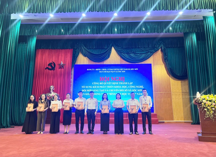 SÓC SƠN RA MẮT TỔ XUNG KÍCH CHUYỂN ĐỔI SỐ, LAN TỎA “BÌNH DÂN HỌC VỤ SỐ” ĐẾN TỪNG NGƯỜI DÂN- Ảnh 3.