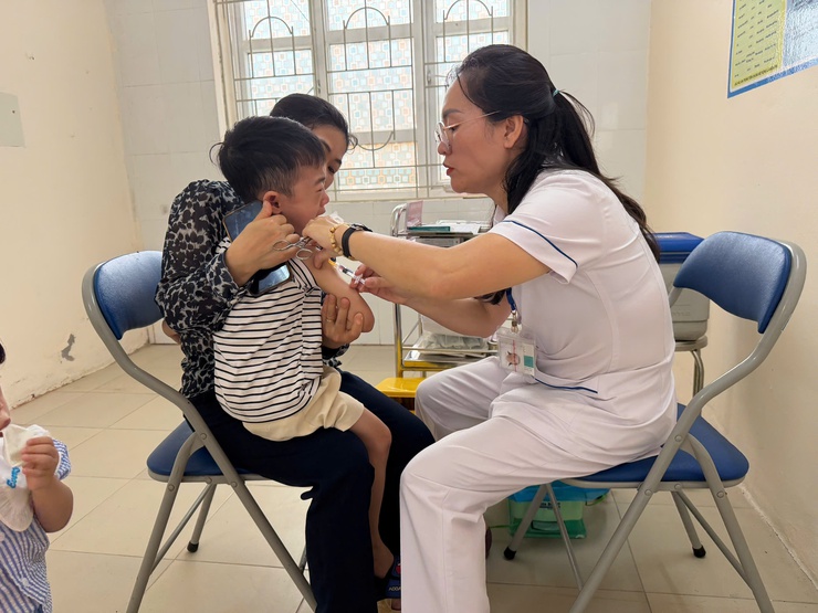 Khai trương Trung tâm Tiêm chủng Vaccine chất lượng cao - Trạm Y tế xã Ngọc Hồi- Ảnh 6.