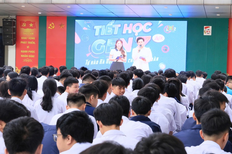 Công an thành phố Hà Nội phối hợp với ngành Giáo dục tổ chức cầu truyền hình đặc biệt với chủ đề “Tiết học Gen Z - Tự hào Hà Nội, sống chuẩn an toàn”.- Ảnh 1.