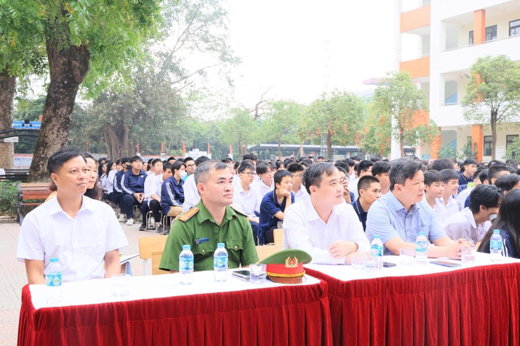 Công an thành phố Hà Nội phối hợp với ngành Giáo dục tổ chức cầu truyền hình đặc biệt với chủ đề “Tiết học Gen Z - Tự hào Hà Nội, sống chuẩn an toàn”.- Ảnh 14.